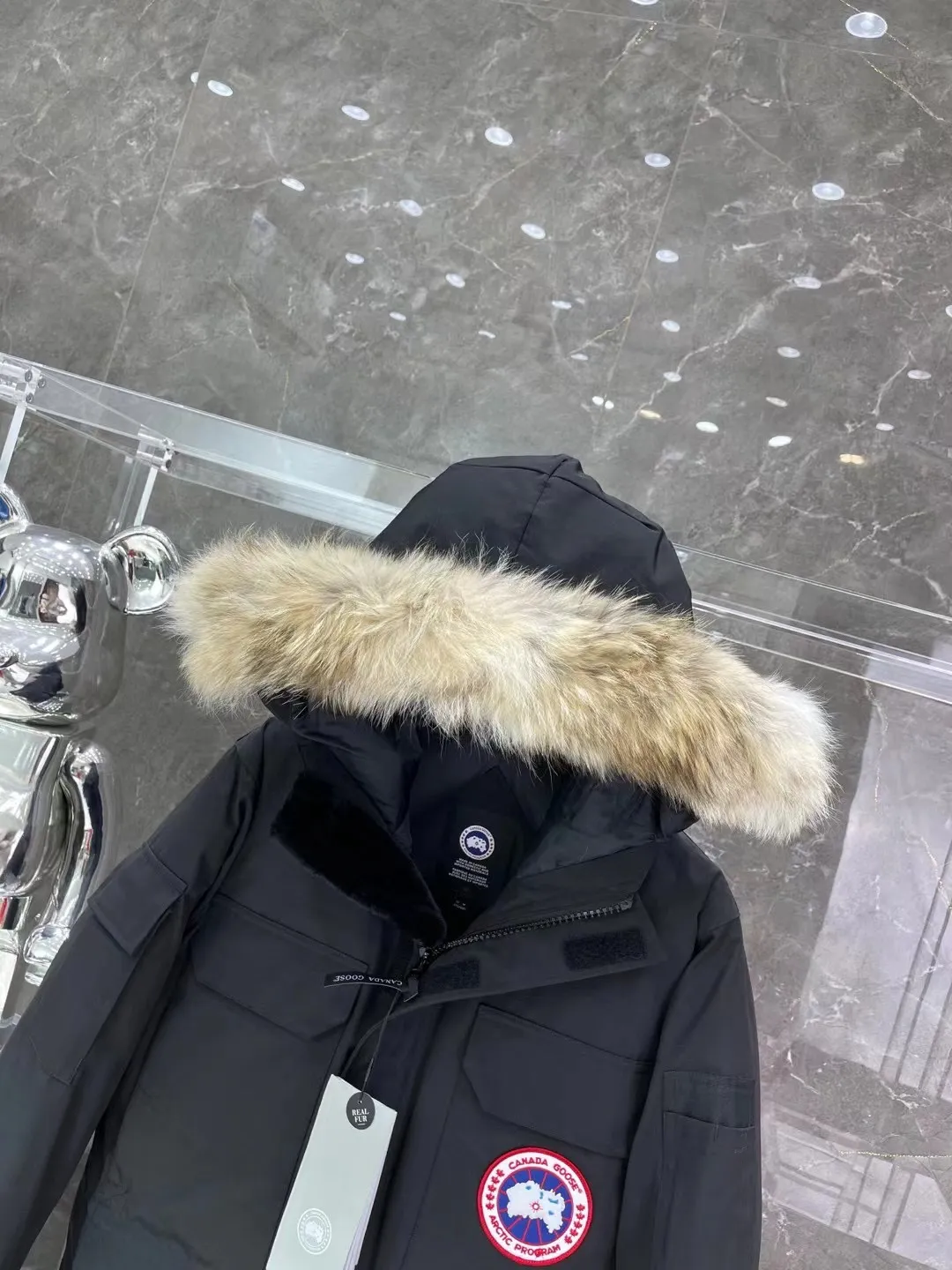 P840 Top version, original top quality Canadian brand Canada Goose has always been recognized as the warmest down jacket. Various Instagram celebrities, Internet celebrities, and celebrities often wear it for street photos. I do Canada Goose every year, but I still can’t get rid of my love for the geese. No matter how cold the weather is, there is no need to be afraid, because there are geese! ! The fur collar is made of top-grade imported coyote fur, which is not comparable to most of the loose and soft raccoon fur and fake fur on the market. The delicate and firm feel of the natural Siberian coyote fur collar is the sense of life that comes from the erosion of wind and frost in nature. The fur collar is removable! Filled with 90% white duck down, Canada Goose is the legendary warmest down jacket and is known as a must-have for Arctic outdoor sports! The most popular down jacket in the world, celebrities are rushing to buy it, it is a must-have! Same style for men and women Size: XS to XXXL Ready in stock😍😍